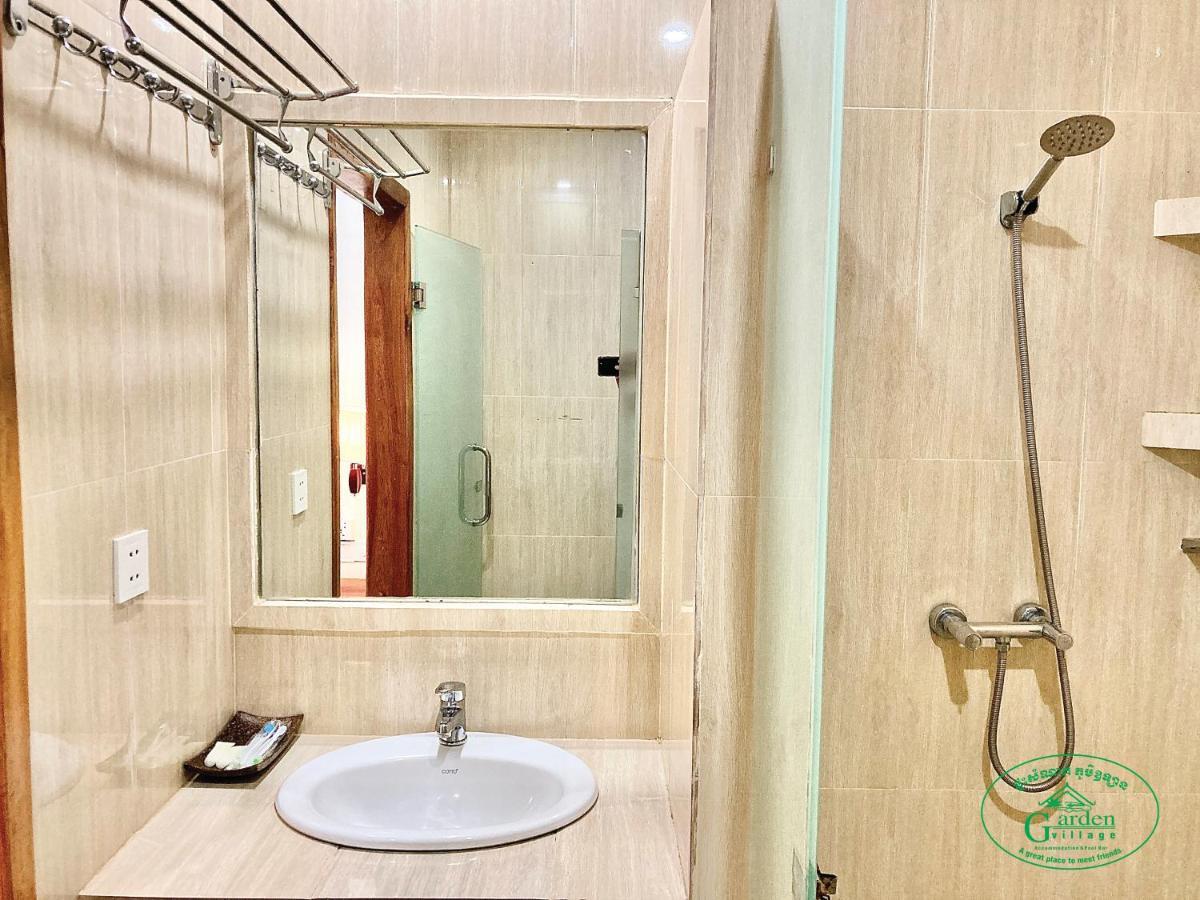 Garden Village Guesthouse & Pool Bar Сіємреап Екстер'єр фото